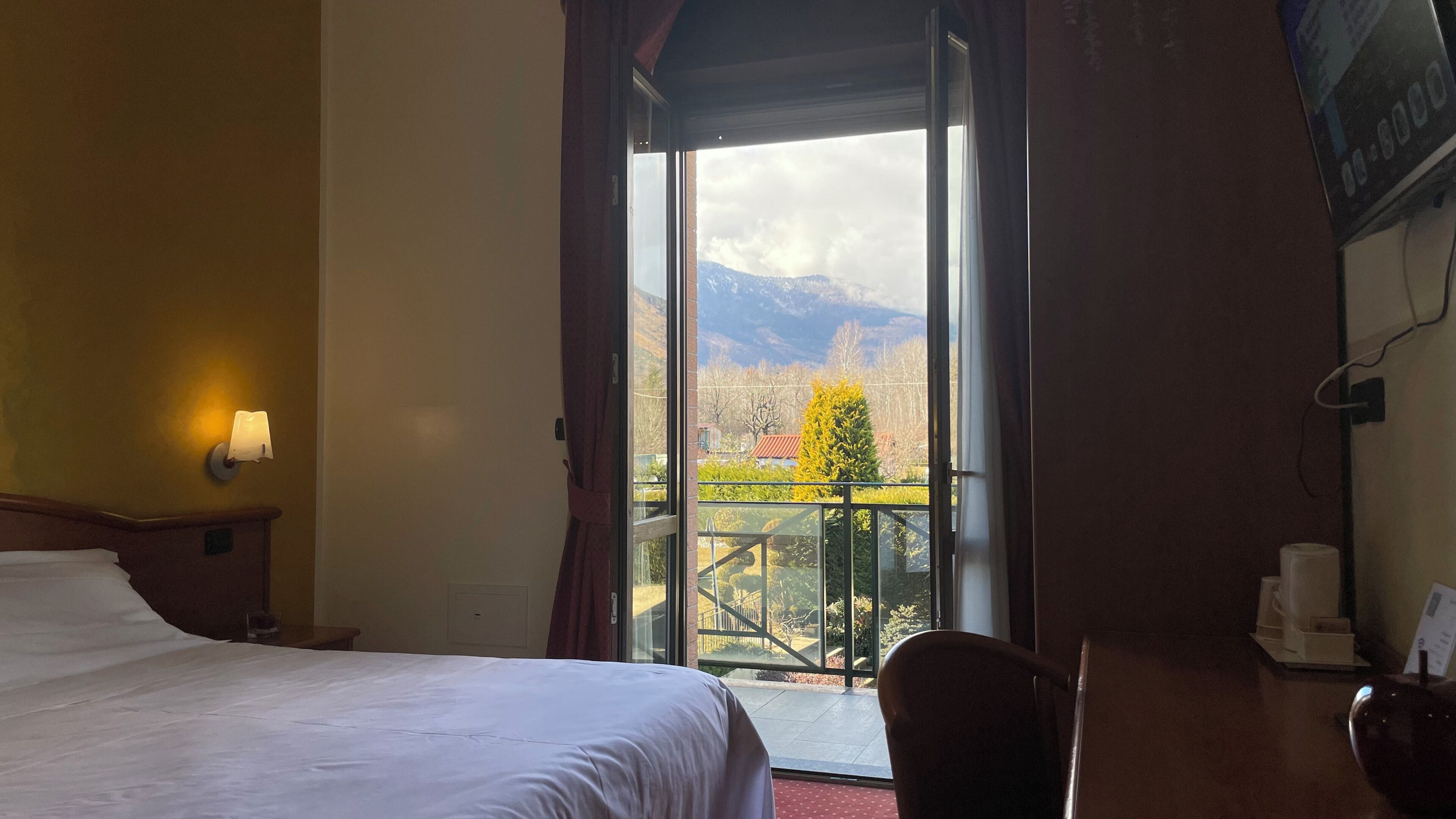 Zimmersafe, Schreibtisch, laptopgeeigneter Arbeitsplatz