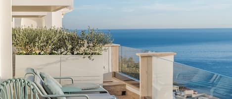 Suite (Azure) | 1 bedroom, premium bedding, pillow-top beds, minibar