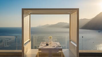 2 restaurants; breakfast, lunch and dinner served