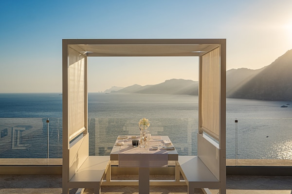 2 restaurants; breakfast, lunch, and dinner served