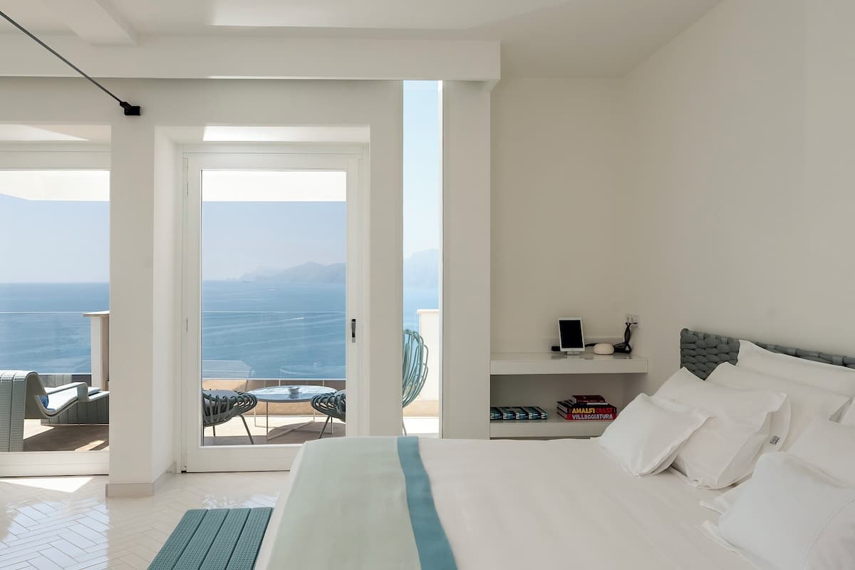 Suite (Azure) | Premium bedding, pillowtop beds, minibar, in-room safe