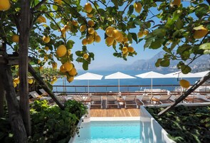 室内游泳池，室外游泳池，09:00 至 18:00 开放, 池畔遮阳伞, 日光浴躺椅