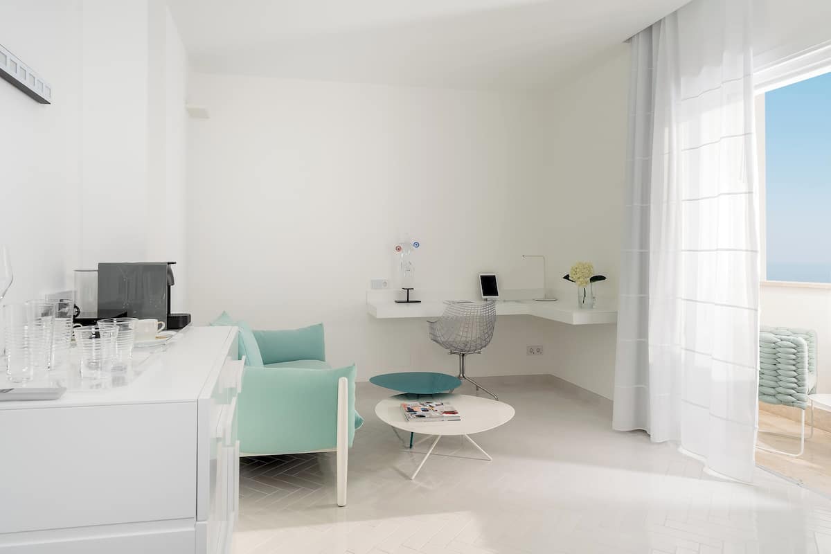 Deluxe Room, Corner | Premium bedding, pillowtop beds, minibar, in-room safe
