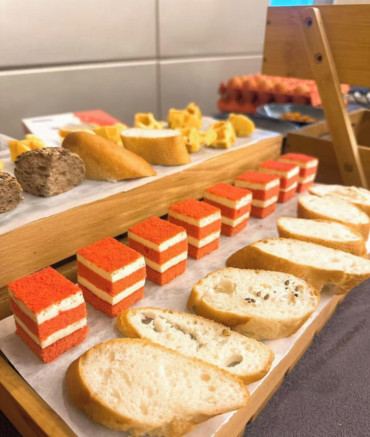 Eine Auswahl an Speisen, darunter Schichtkuchen, Brot und Gebäck.