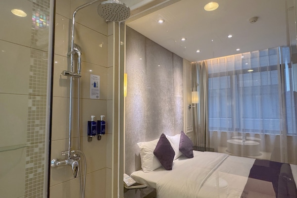 Quarto superior, 1 cama Queen | Banheiro | Produtos de toalete de grife, secador de cabelo, roupões de banho