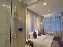 高级间 | 浴室 | 名牌洗护用品、吹风机、拖鞋、坐浴桶