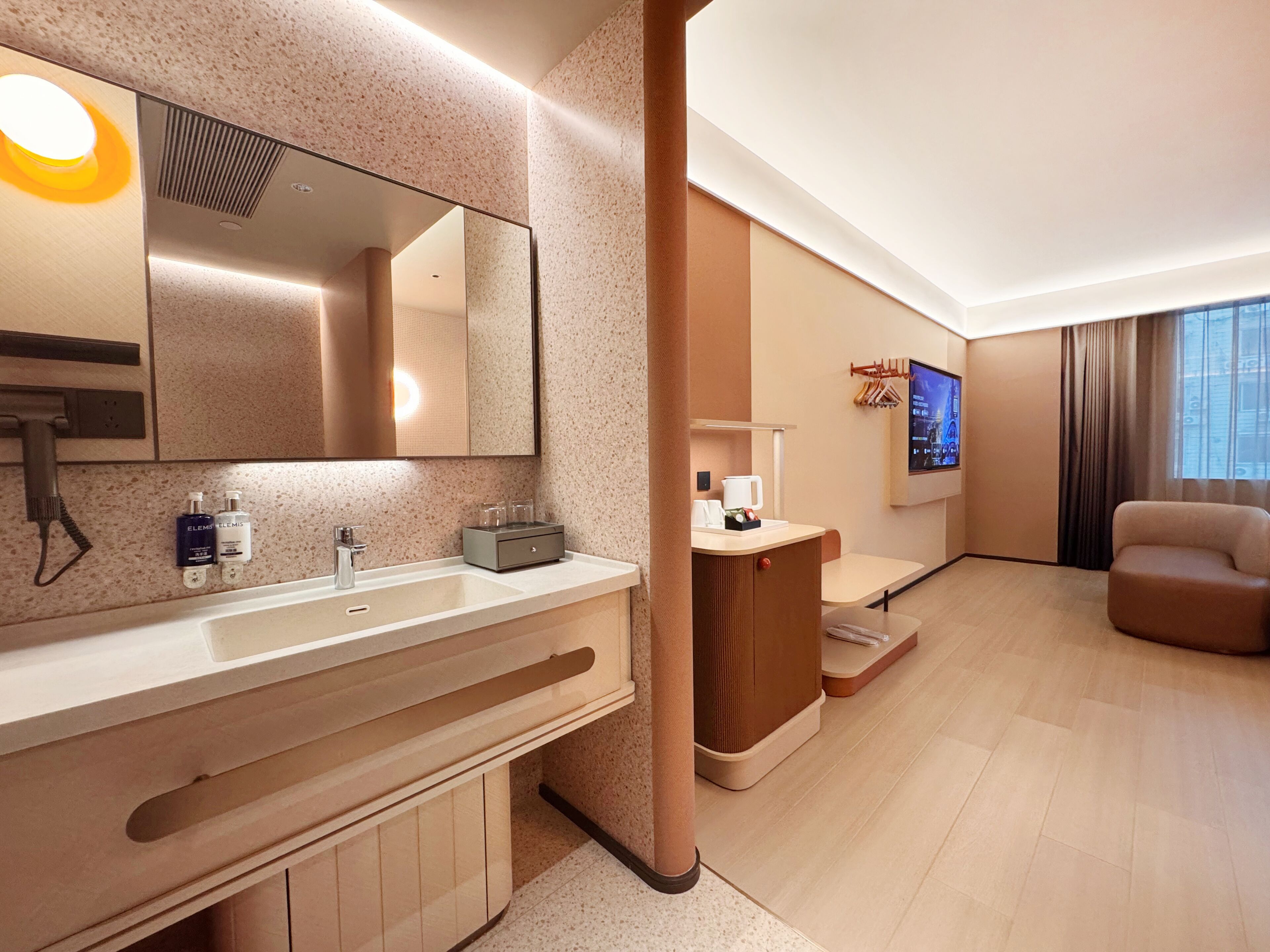 ビジネス ダブルまたはツインルーム | 羽毛の掛け布団、セーフティボックス (室内)、デスク、遮光カーテン