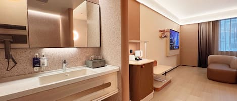 Habitación Business con 1 cama doble o 2 individuales | Edredones de plumas, caja fuerte, escritorio y cortinas opacas