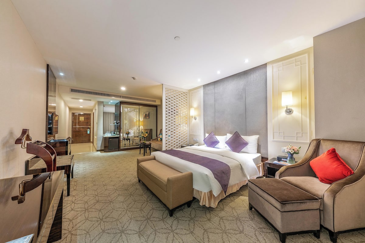 Dorsett Club Deluxe Room | Down comforters, in-room safe, blackout drapes, soundproofing