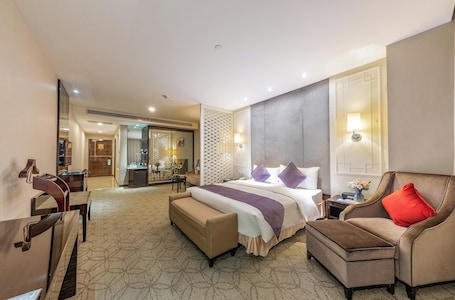 Cubrecamas, caja de seguridad en la habitación y cortinas blackout