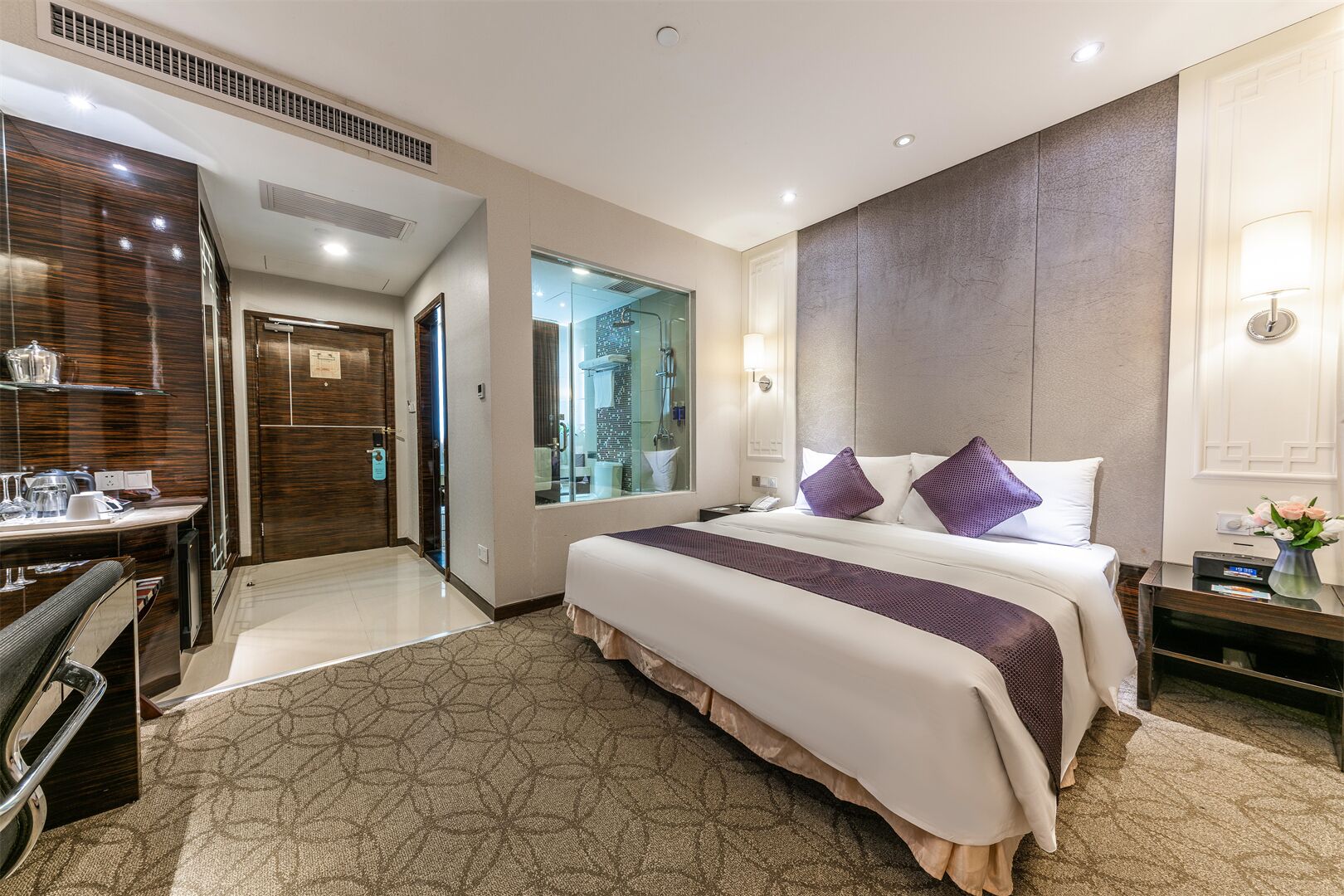 Deluxe Room | Down duvets, in-room safe, desk, blackout curtains