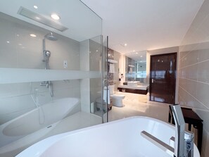Designer toiletries, hair dryer, bathrobes, slippers - Dorsett Wuhan (Wuhan)