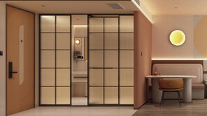 Habitació individual empresarial | Cobrellits, caixa forta a l'habitació, escriptori i cortines opaques 