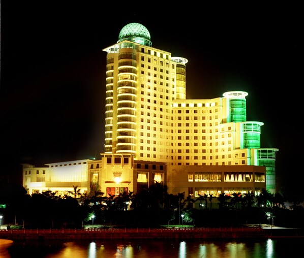 Vista frontal de la propiedad por la tarde o noche