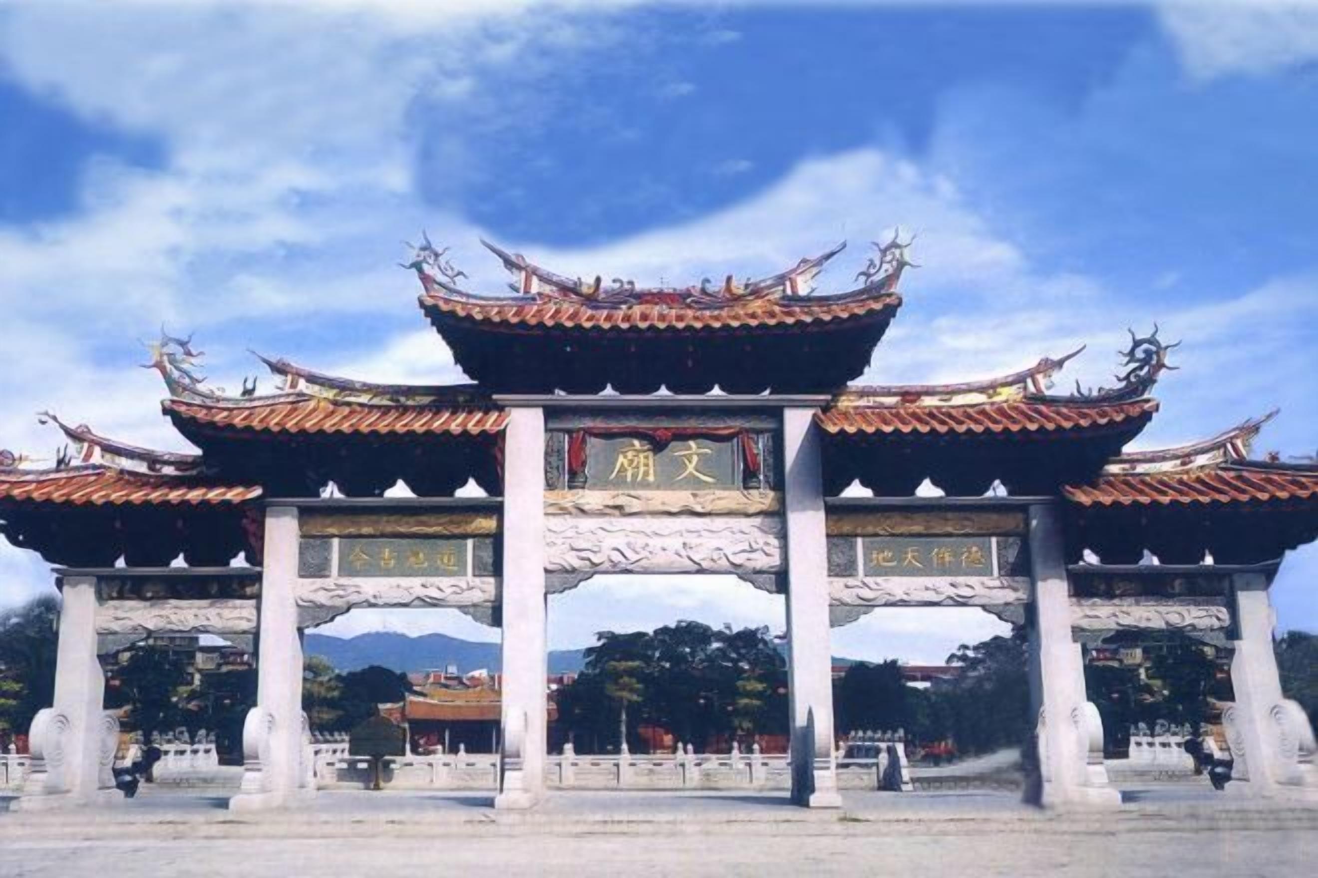 Una puerta china tradicional con tejas ornamentales y grabados.