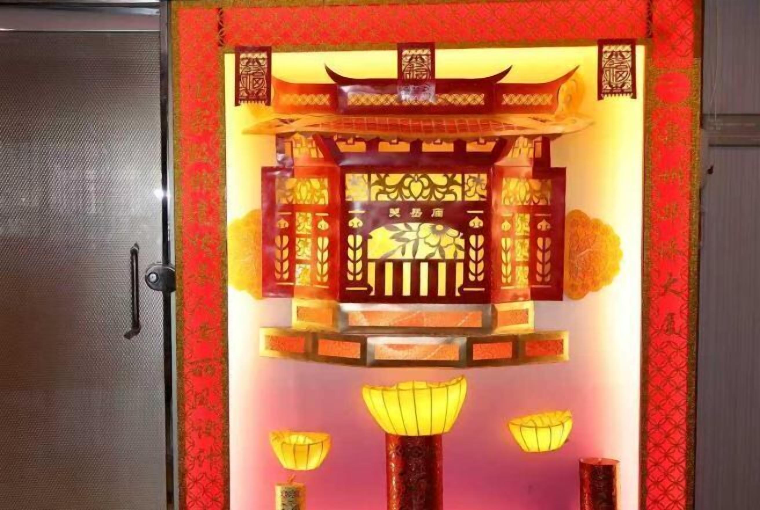 Il s'agit d'une structure architecturale chinoise traditionnelle, caractérisée par une palette de couleurs rouge et or, des motifs complexes et une lanterne centrale.