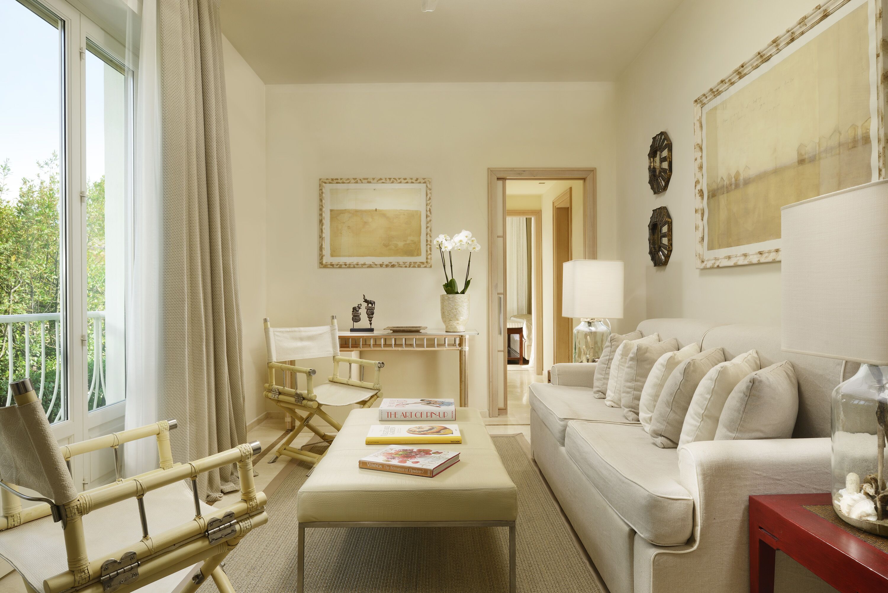 deluxe suite | down duvets, minibar, in-room safe, desk