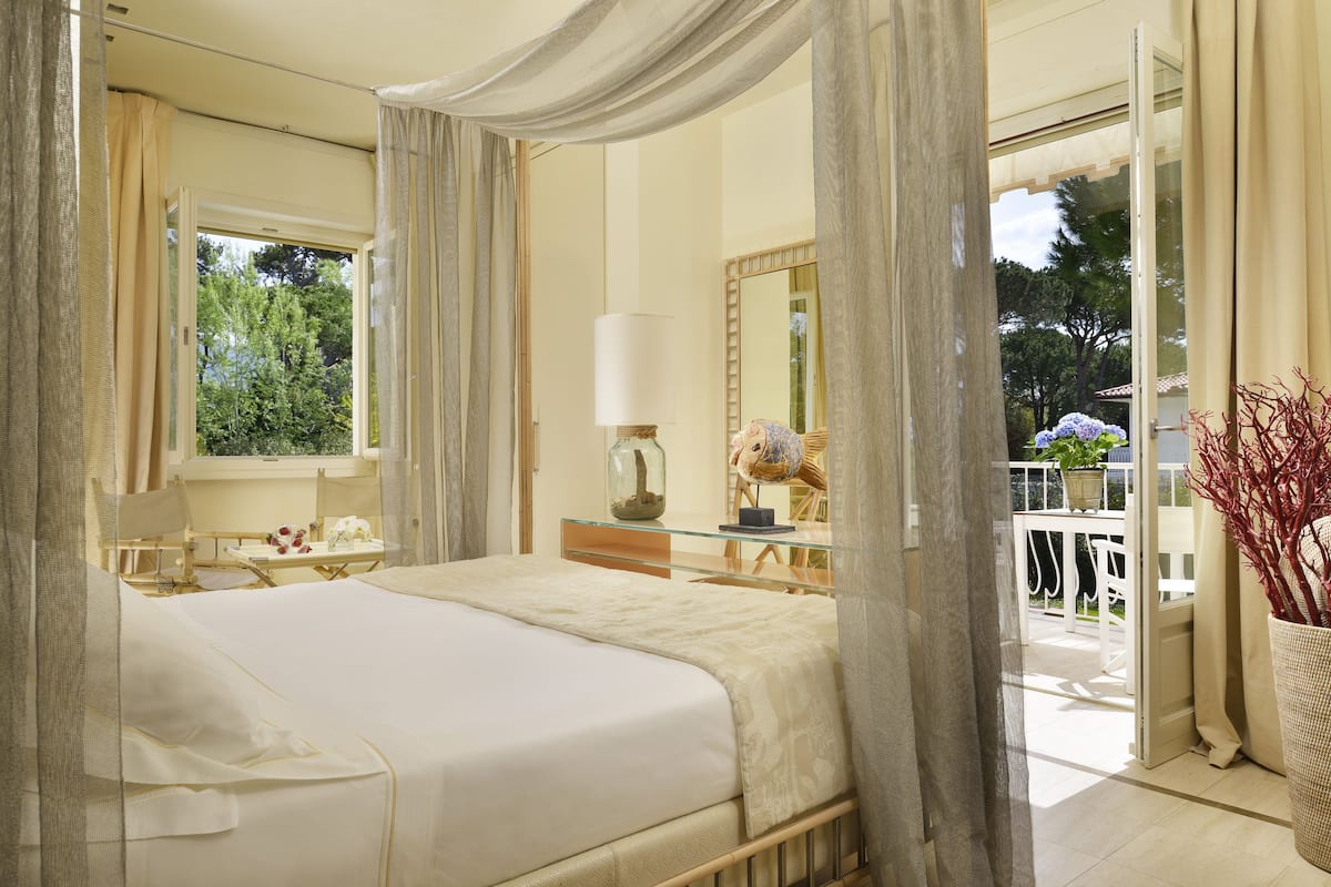 deluxe double room | down duvets, minibar, in-room safe, desk