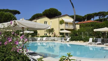 Piscina stagionale all'aperto, ombrelloni da piscina, lettini