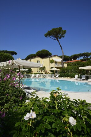 Piscine extérieure (ouverte en saison), parasols de plage