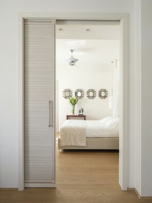Suite – deluxe | Dundyner, minibar, safe på rommet og skrivebord