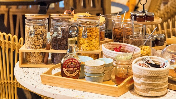 Un buffet de petit-déjeuner proposant une variété d'aliments et de boissons.