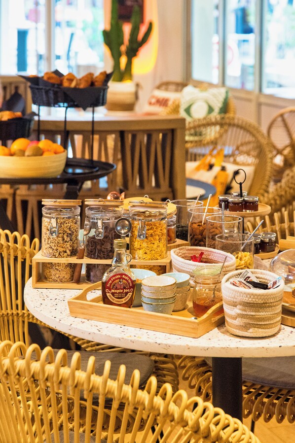 Daily buffet breakfast (EUR 15 per person) - Bo & Mia Hotel (La Baule-Escoublac)