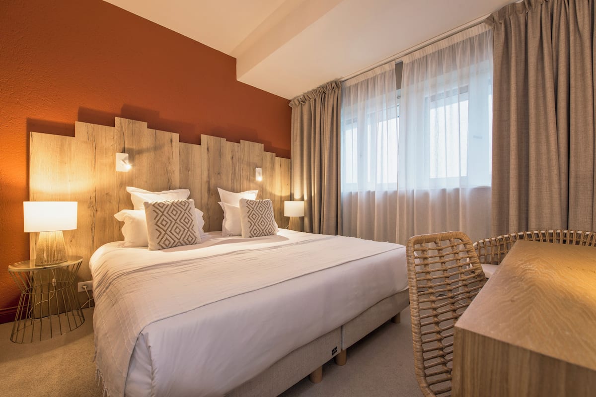 Comfort-Doppel- oder -Zweibettzimmer | Zimmersafe, Schreibtisch, laptopgeeigneter Arbeitsplatz