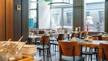 Petit déjeuner buffet (18 EUR par personne)