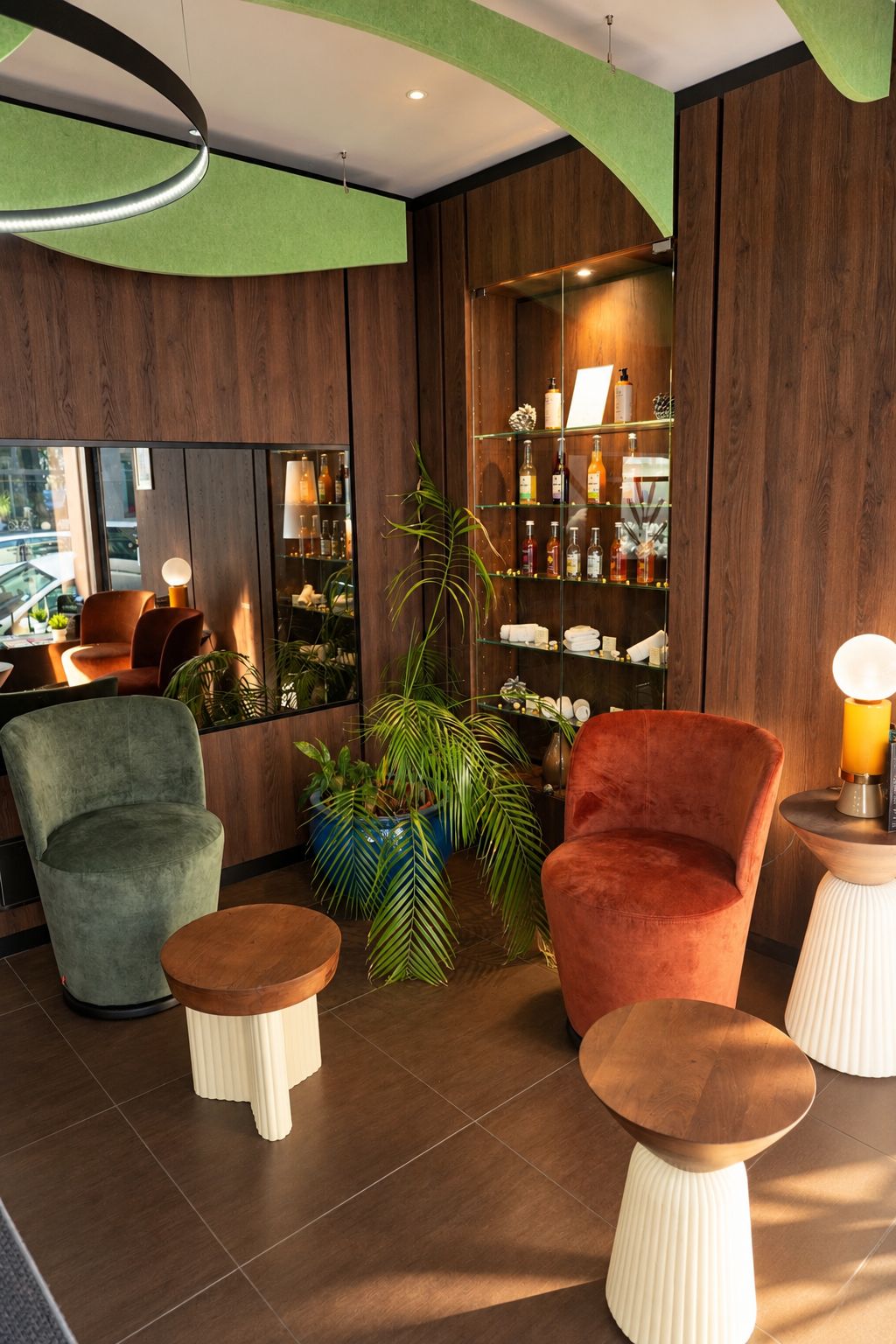 Un interior modern amb seients, una planta i una presentació d'articles de tocador.