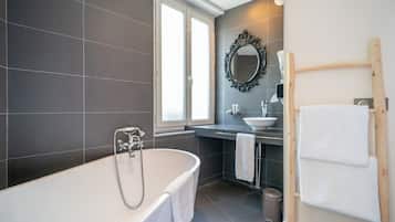 Executive-Doppelzimmer | Badezimmer | Haartrockner, Bademäntel, Handtücher, Seife