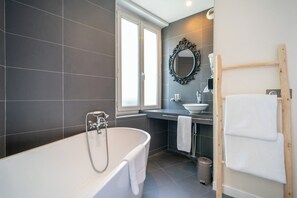 Executive Double Room | Bathroom | Hair dryer, bathrobes, towels, soap - La Finca Hôtel & Spa (Paris)
