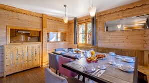 Chalet 9 pièces 15 personnes | Living area | 50-cm flat-screen TV with satellite channels, TV, fireplace