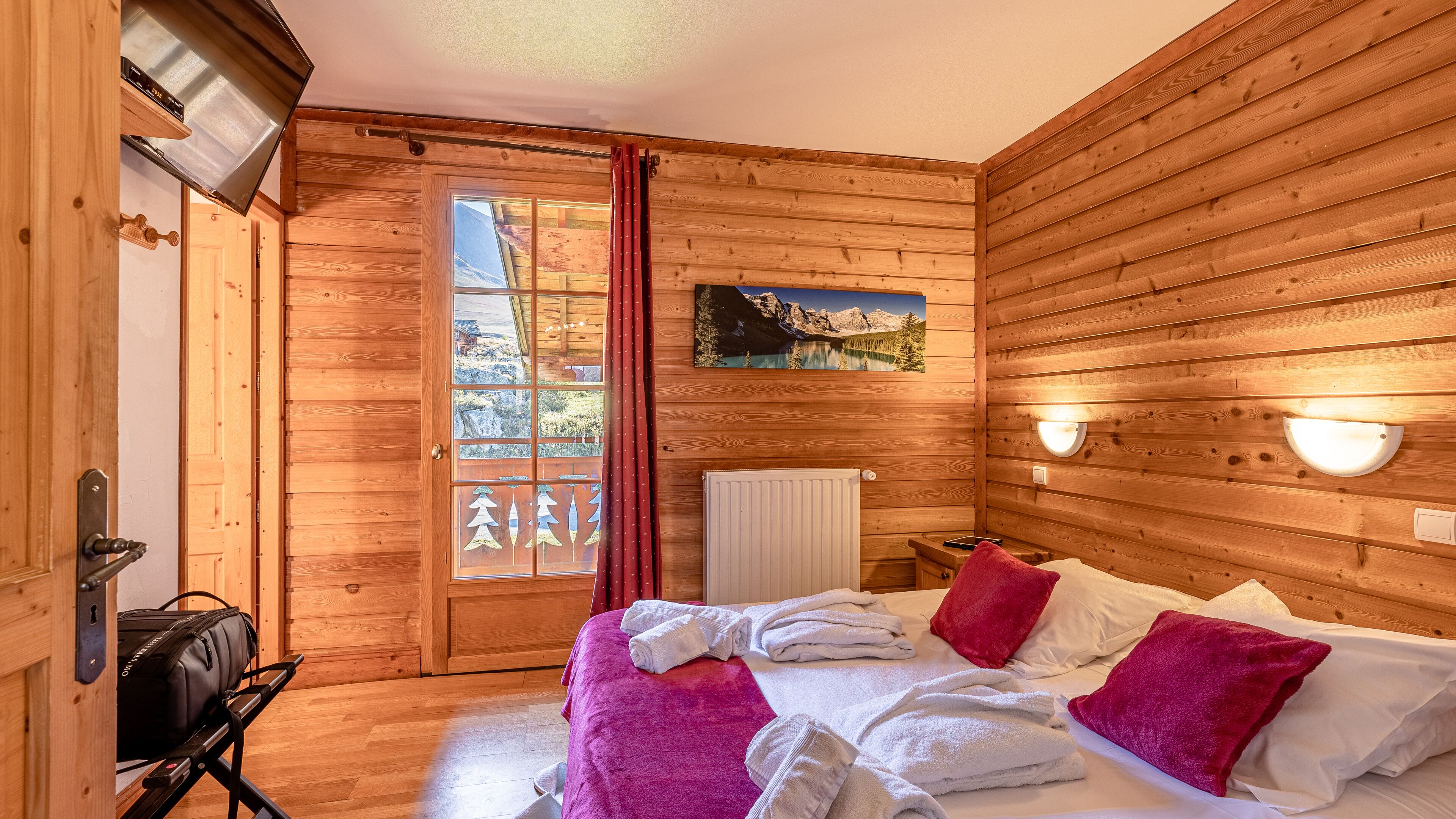 بديكورات فريدة لكل غرفة وطراز فريد لكل وحدة وستائر تعتيم