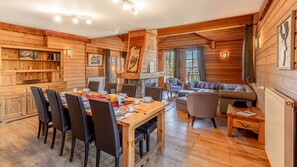 6 rooms 10 people chalet  | Living area | 50-cm flat-screen TV with satellite channels, TV, fireplace - Madame Vacances Les Chalets de l'Altiport (Huez)
