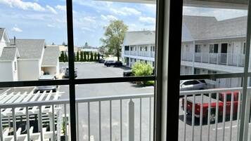 Deluxe-Zimmer, 2 Queen-Betten, Terrasse, zum Innenhof hin | Blick auf den Innenhof