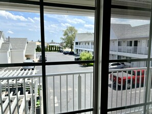 Rom – deluxe, 2 queensize-senger, terrasse, gårdsplassområde | Utsikt mot gårdsplass