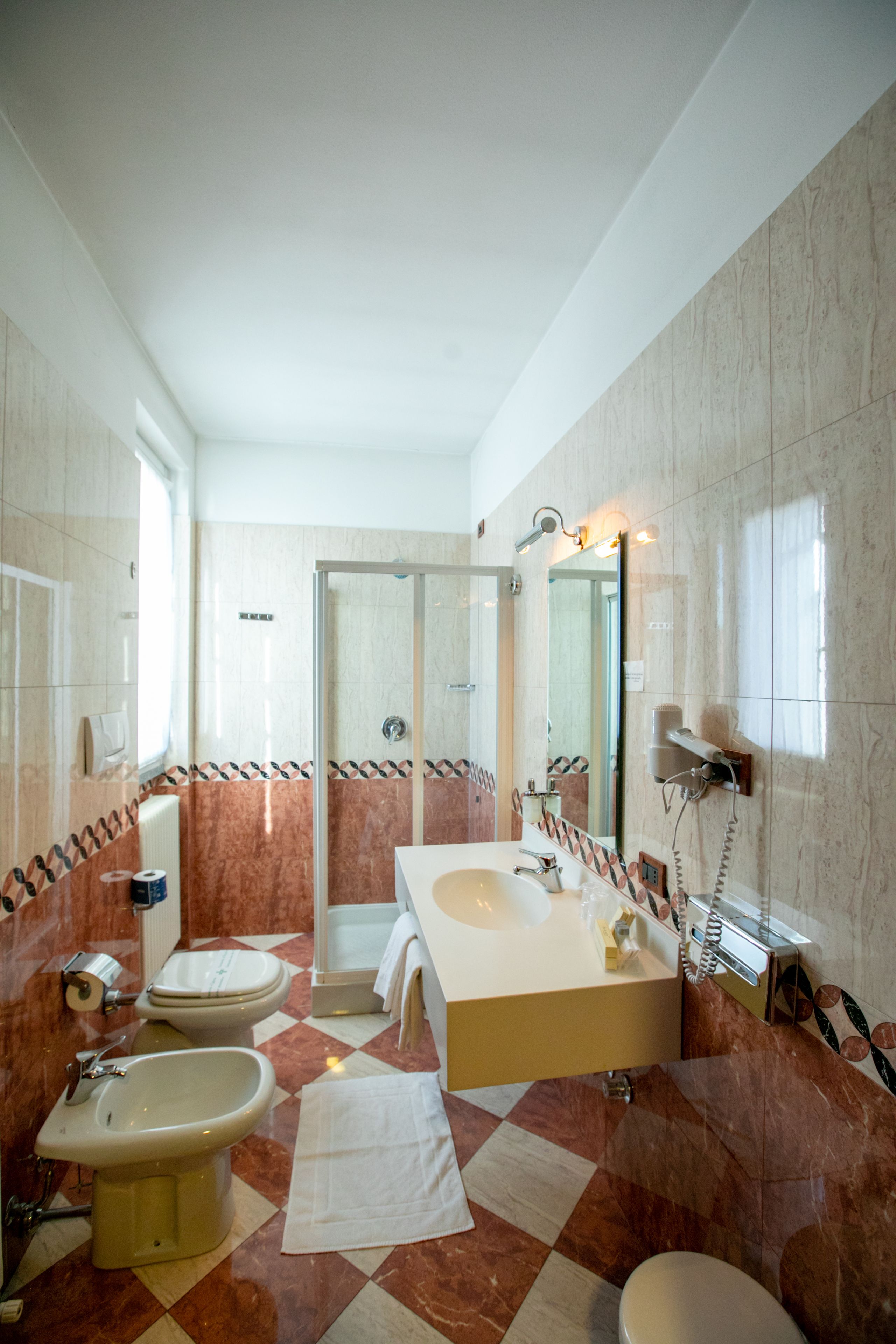 triple room | bathroom | shower, rainfall showerhead, free toiletries, hair dryer