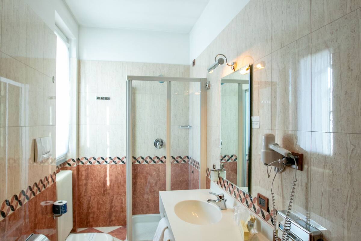 triple room | bathroom | shower, rainfall showerhead, free toiletries, hair dryer
