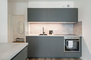 Großer Kühlschrank, Ofen, Herdplatte, Geschirrspüler