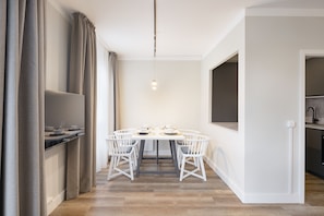 Premium Suite, 2 Bedrooms (3 Personen) | In-room dining - Apartments am Brandenburger Tor (Berlin)