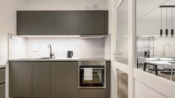 Apartamento superior, 2 quartos (3 Personen) | Cozinha privada | Geladeira grande, fogão, cooktop, lava-louças