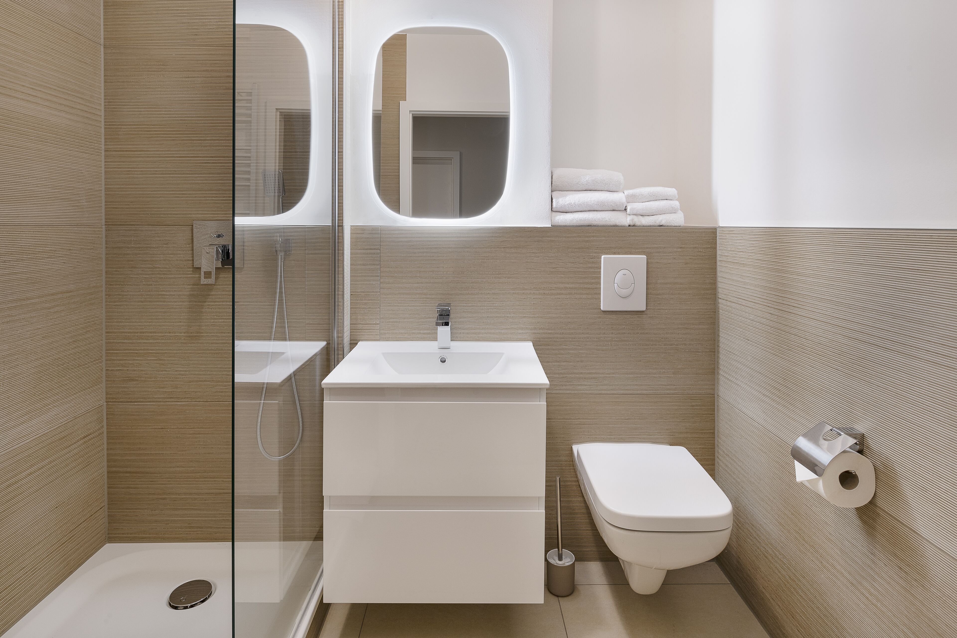 Premium-Apartment, 2 Schlafzimmer (3 Personen) | Badezimmer | Haartrockner, Handtücher, Seife, Shampoo