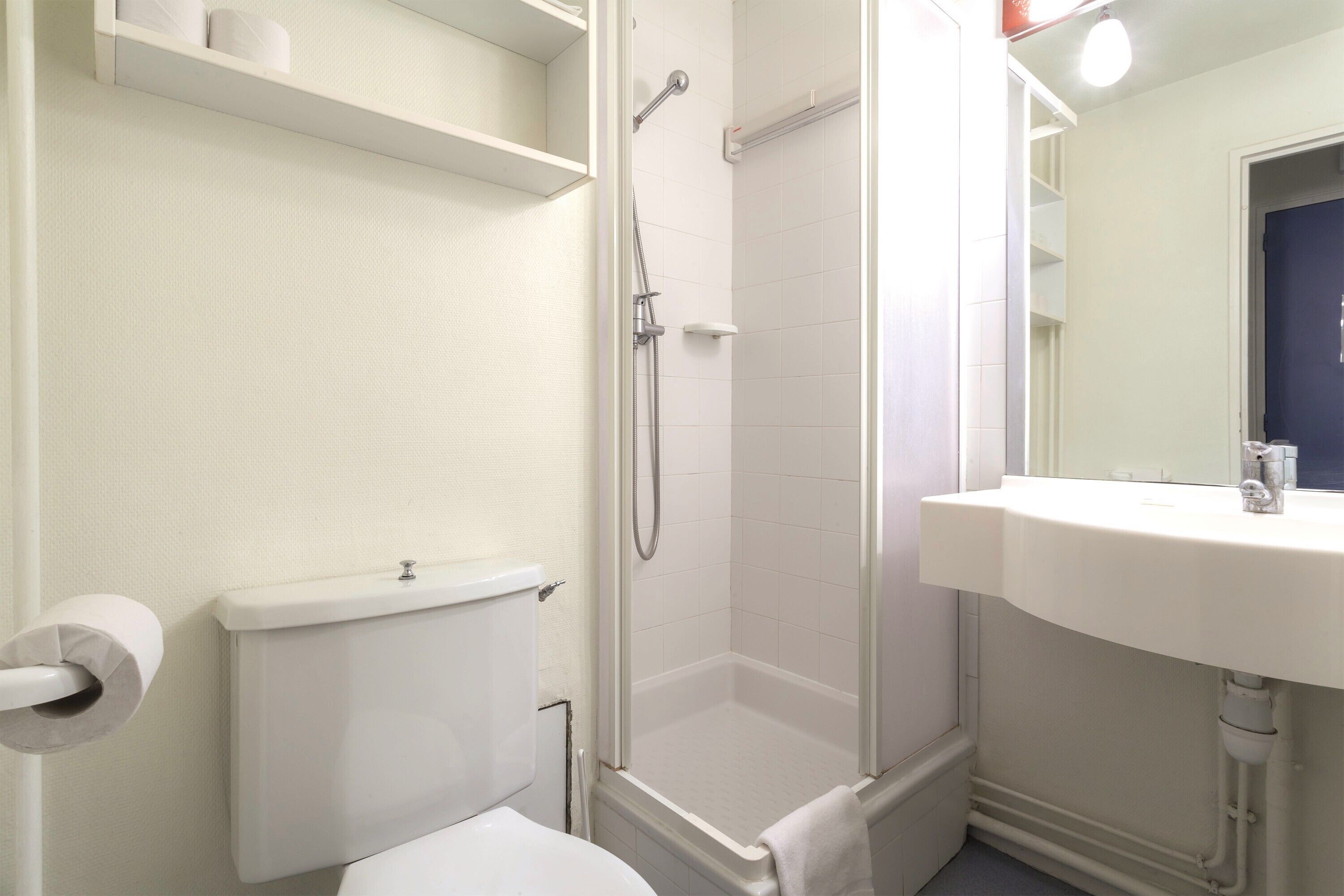 Ein Badezimmer mit Toilette, Dusche und Waschbecken.