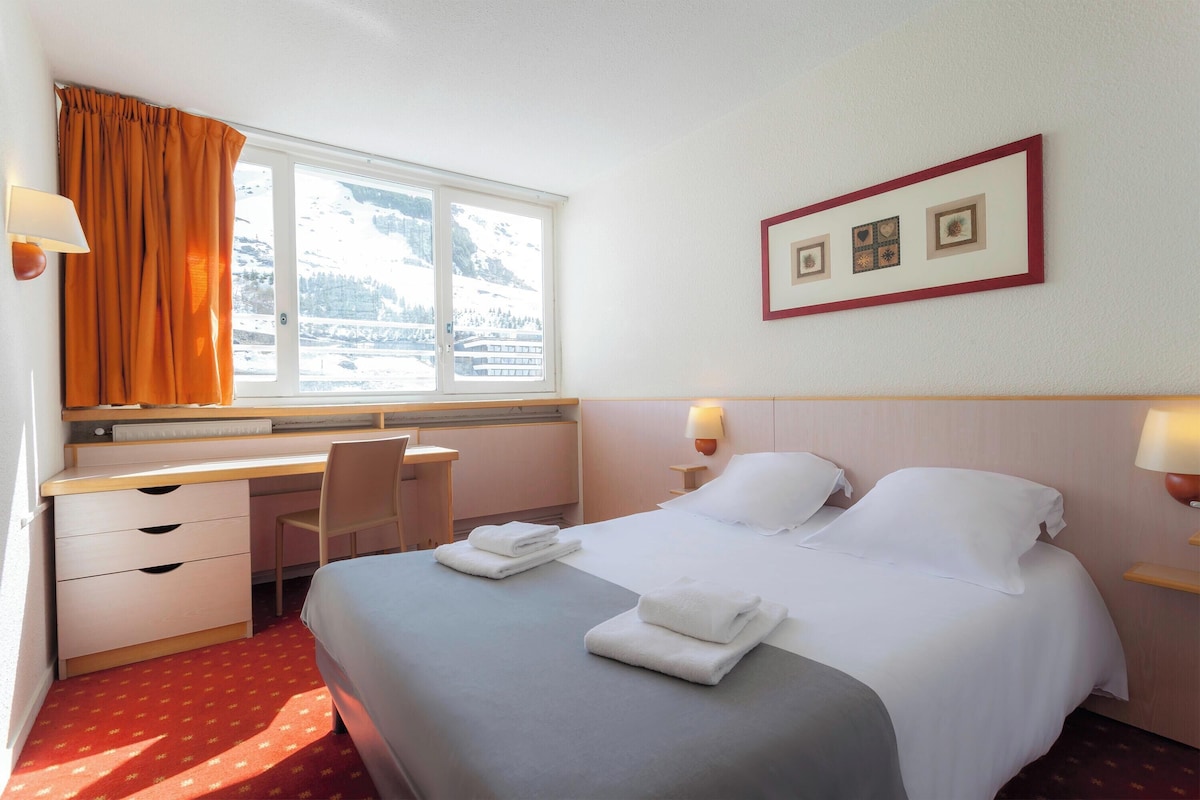 Desk, individually furnished, bed sheets