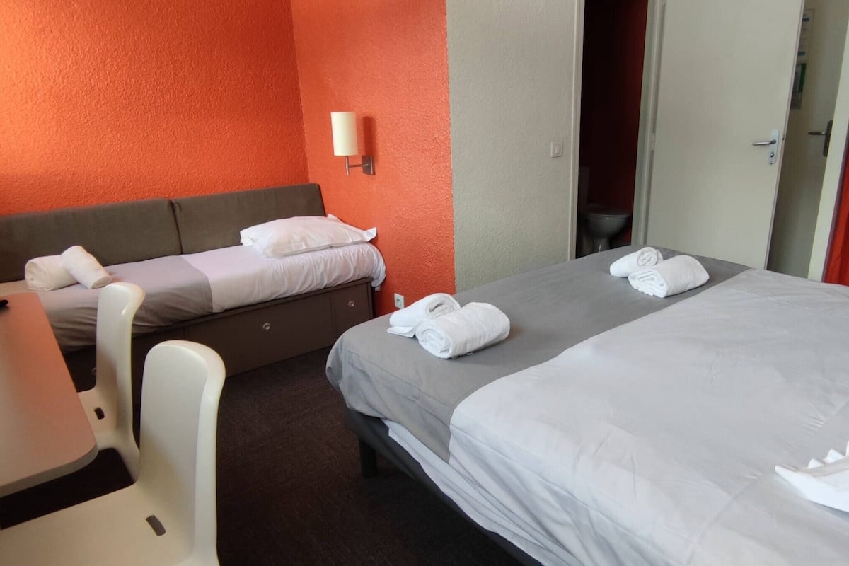 2 quartos, escrivaninha, Wi-Fi (sobretaxa), roupa de cama