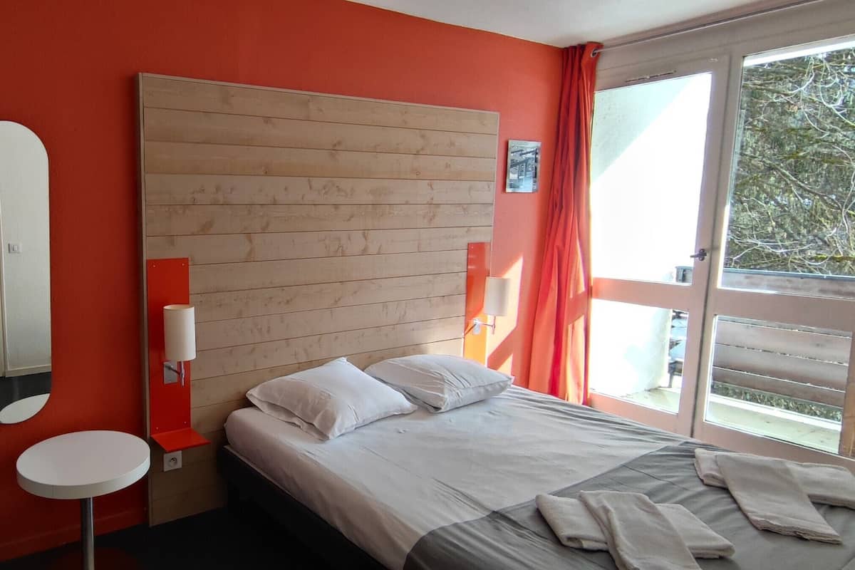 2 quartos, escrivaninha, Wi-Fi (sobretaxa), roupa de cama