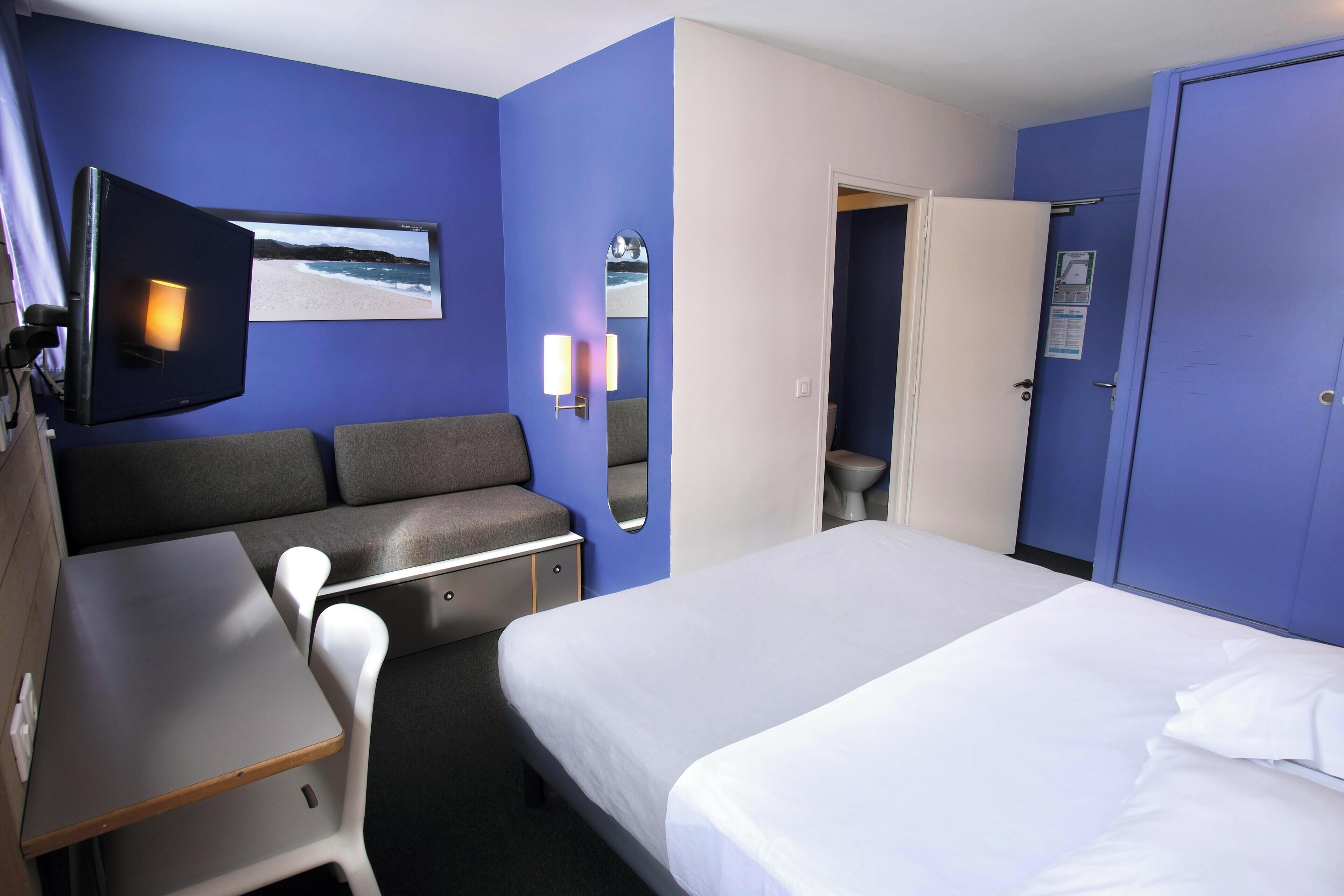 Skrivebord, wi-fi (mot et tillegg) og sengetøy