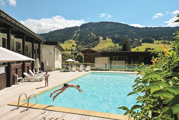 Piscine extérieure (ouverte en saison)