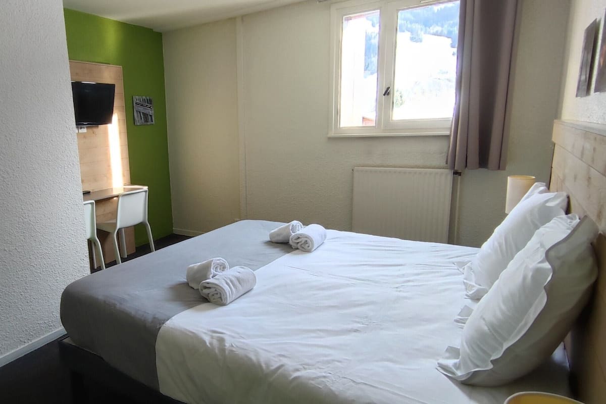2 quartos, escrivaninha, Wi-Fi (sobretaxa), roupa de cama